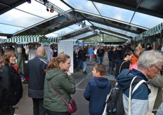 In de tent was het geregeld vrij druk met bezoekers. 